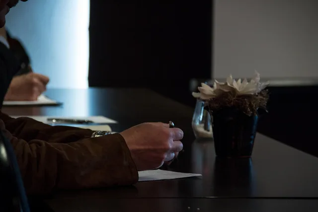 to note, take notes, write down, desk, meeting, hand, to write, meeting, meeting, meeting, meeting, meeting. Preparing questions about the prospect's actual workflow